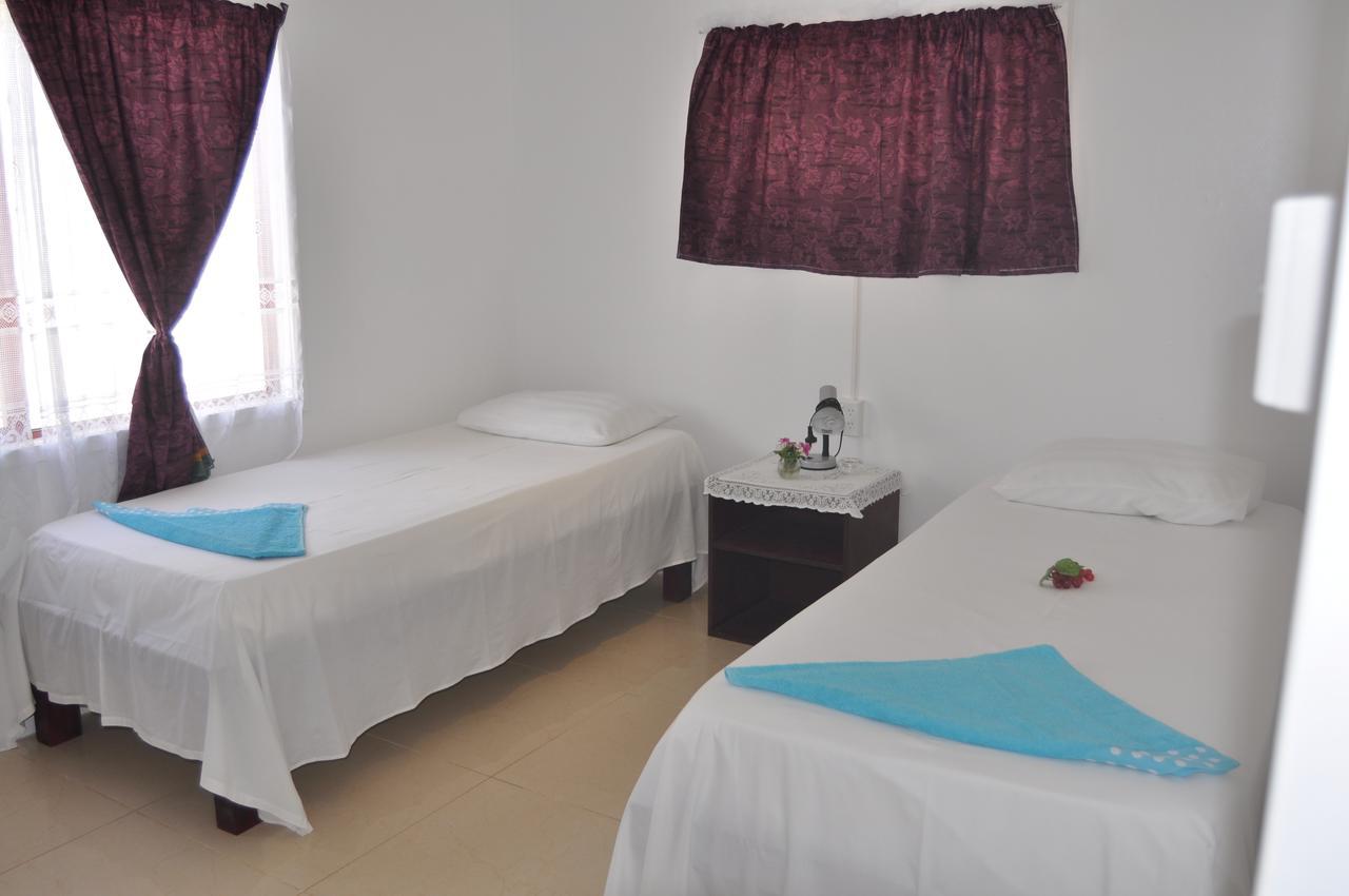 Flying Annie Moa Bed & Breakfast Ниафу Екстериор снимка